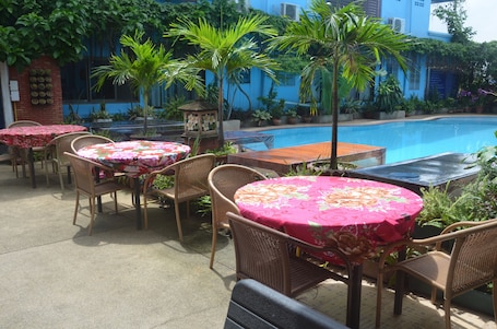 Se sirven desayunos, almuerzos y cenas; junto a la piscina