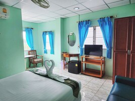 Standard Room with Aircon | Cortinas blackout, Wi-Fi de cortesia, roupa de cama