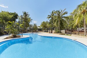 Una piscina al aire libre, tumbonas