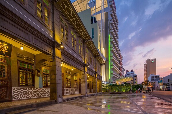 واجهة المنشأة - في المساء/الليل