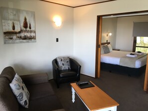 Apartament Deluxe, 1 dormitori, no fumadors, vistes al port esportiu | Sala d'estar | Televisor 