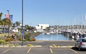 Deluxe Apartment, 1 Bedroom, Non Smoking, Marina View | Street view - Half Moon Bay Motel (Auckland)