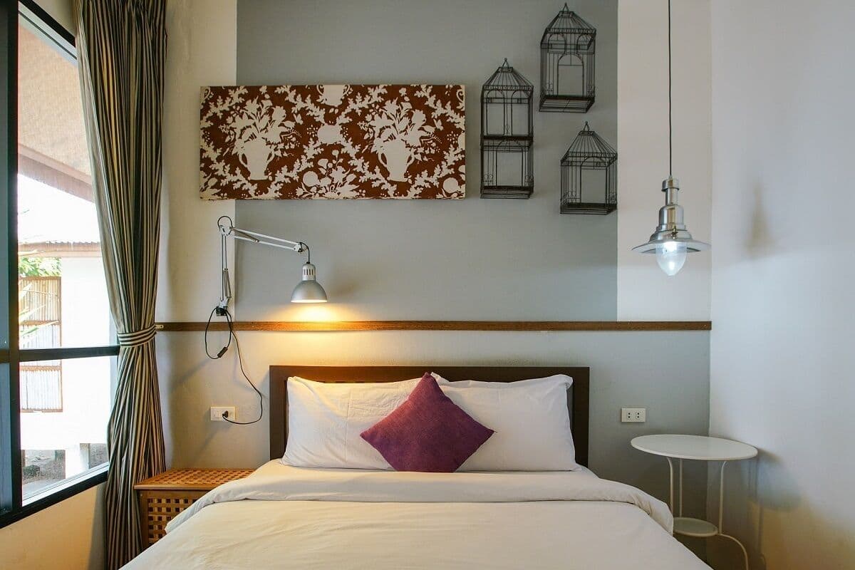 Beachfront Bungalow with Full Board | Luxe beddengoed, een bureau