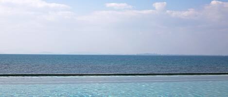Una vista despejada de una playa con piscina infinita.
