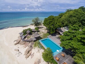 Utendørsbasseng, bassengparasoller og solsenger