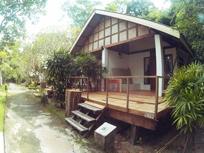 Bungalow | Bathroom | Shower, rainfall showerhead, free toiletries, hair dryer