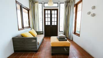 Beachfront Bungalow | Κλινοσκεπάσματα υψηλής ποιότητας, γραφείο
