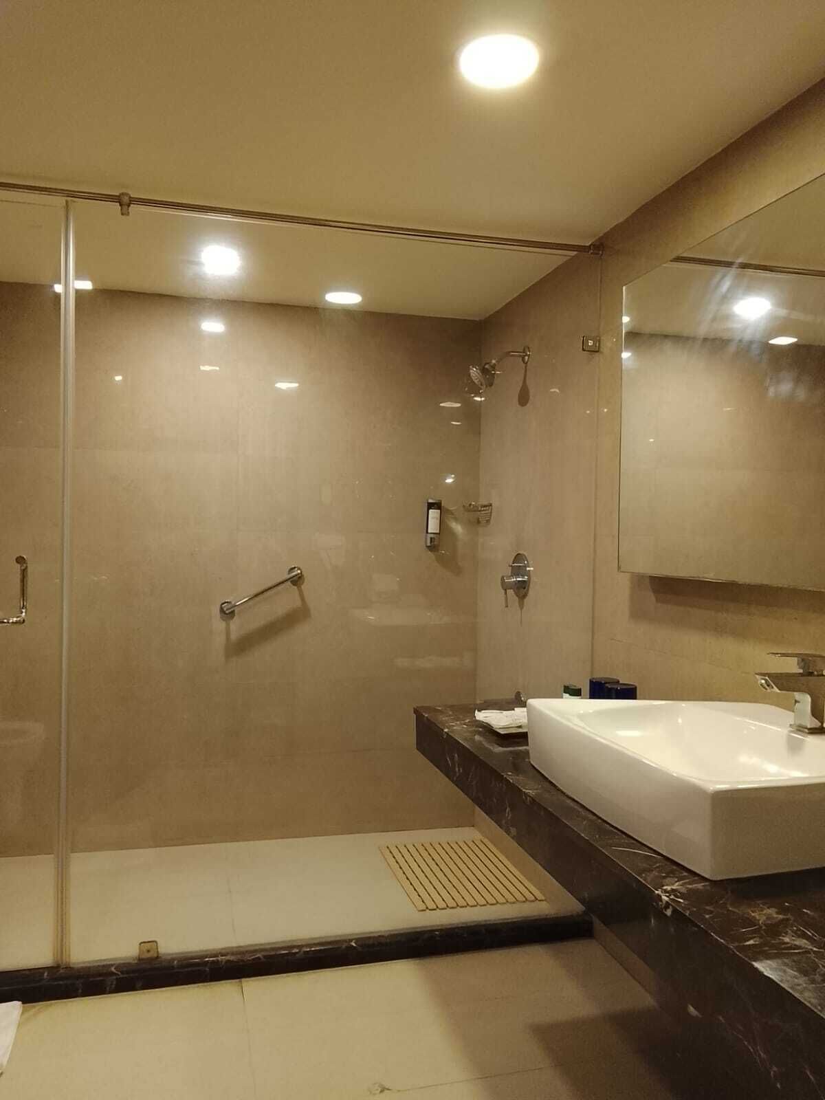 Suíte premier (Premier Suite) | Banheiro | Chuveiro, secador de cabelo (mediante solicitação), toalhas de banho 