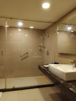 Suíte premier (Premier Suite) | Banheiro | Chuveiro, secador de cabelo (mediante solicitação), toalhas de banho 