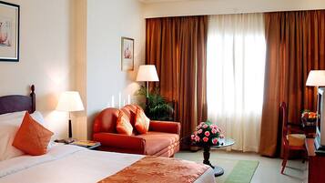 Minibar, caja de seguridad en la habitación y ropa de cama