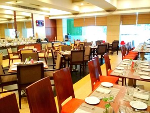 2 restaurants; breakfast, lunch, and dinner served