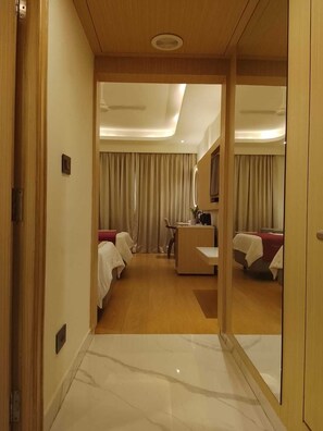 Quarto luxo (Deluxe Room Double) | Edredons de pluma, frigobar, cofres nos quartos