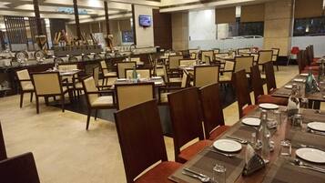 Desayuno buffet diario (INR 300 por persona)