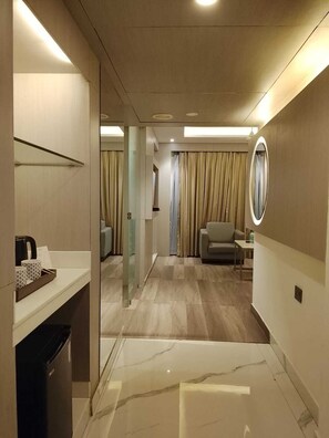 Suite Deluxe (Deluxe Suite) | Minibar, caja de seguridad en la habitación y ropa de cama 