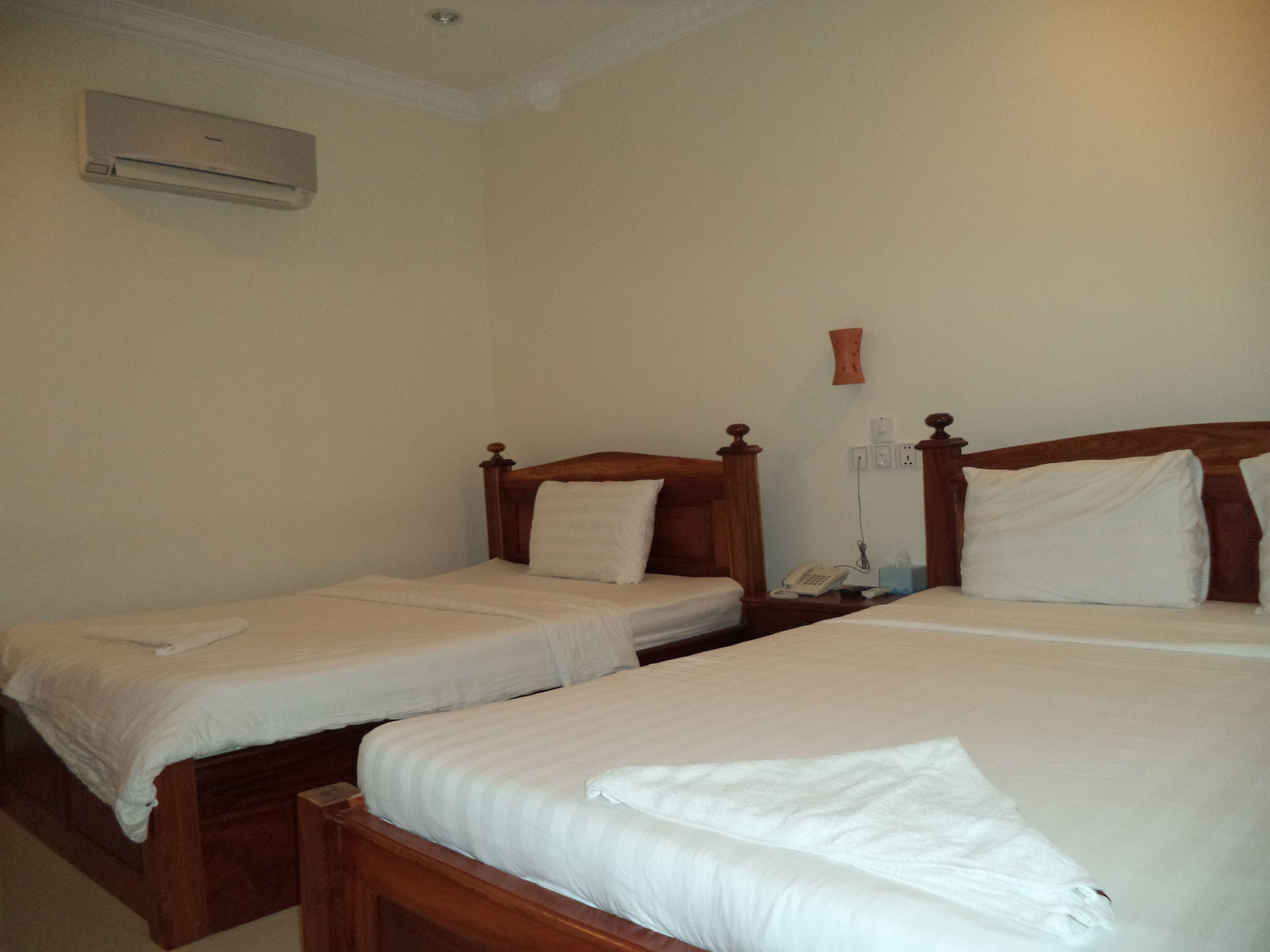 twin room | desk, free wifi, bed sheets