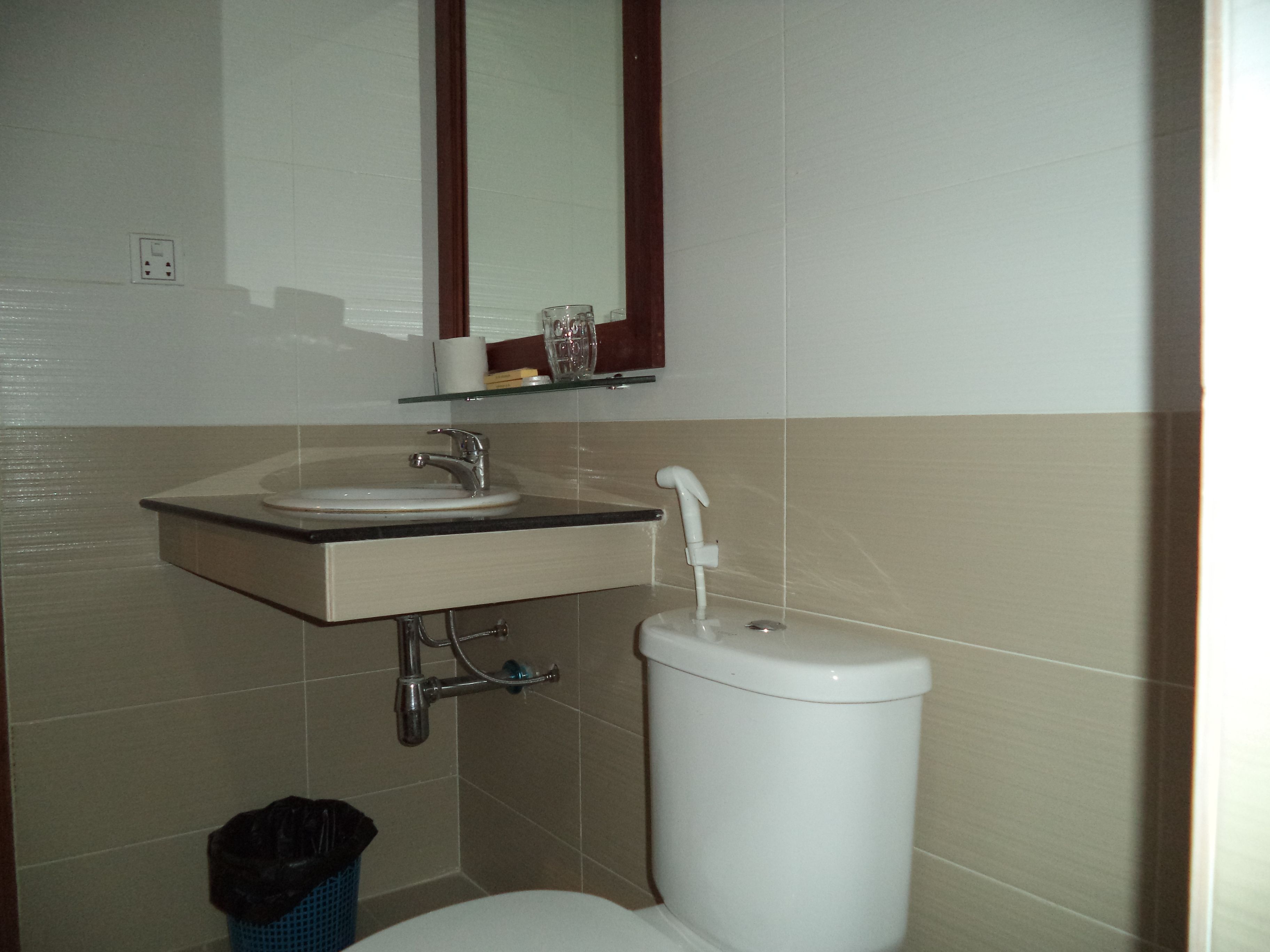 shower, free toiletries, hair dryer, slippers