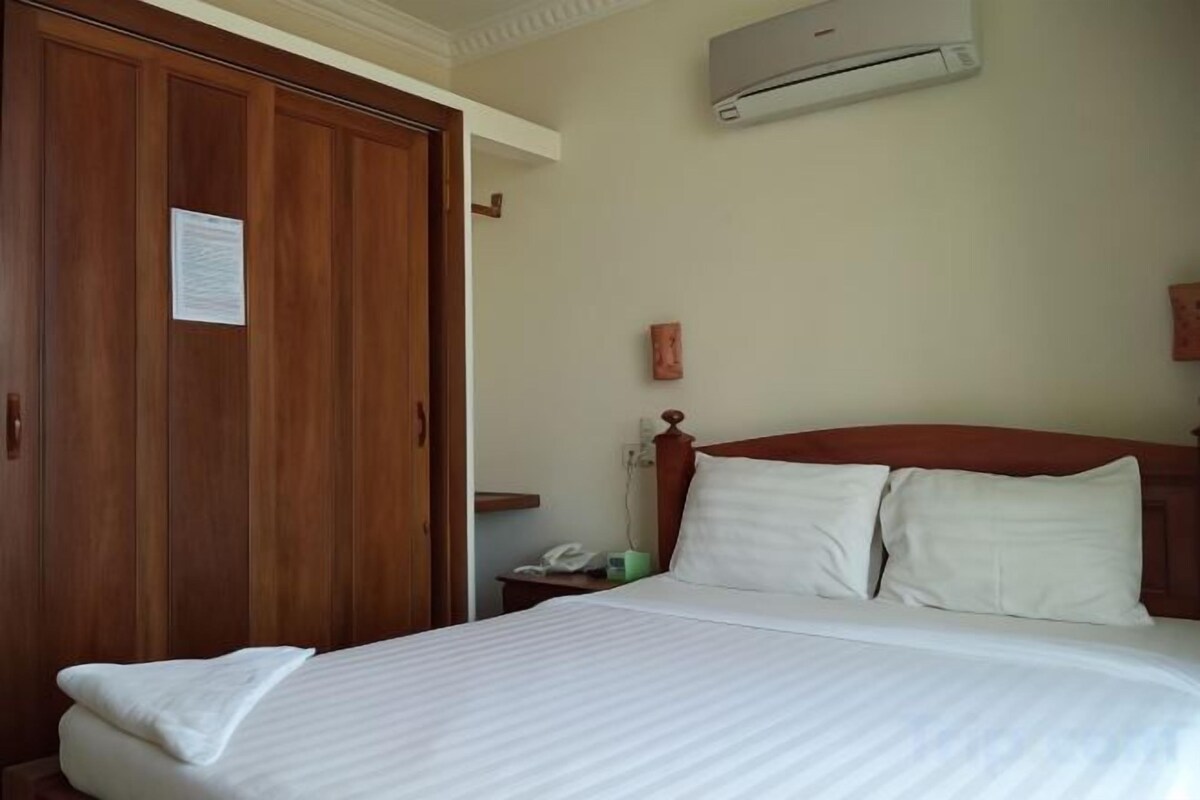 Escritorio, wifi gratis y ropa de cama 