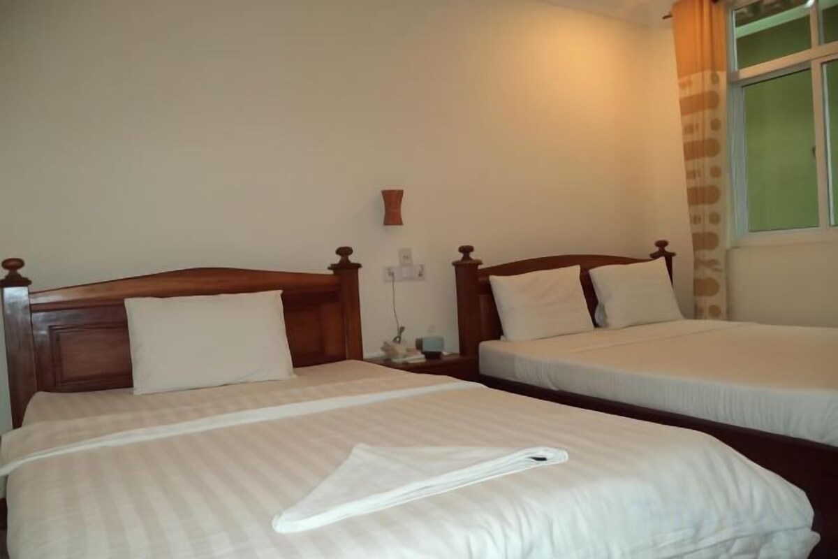 Escritorio, wifi gratis y ropa de cama 