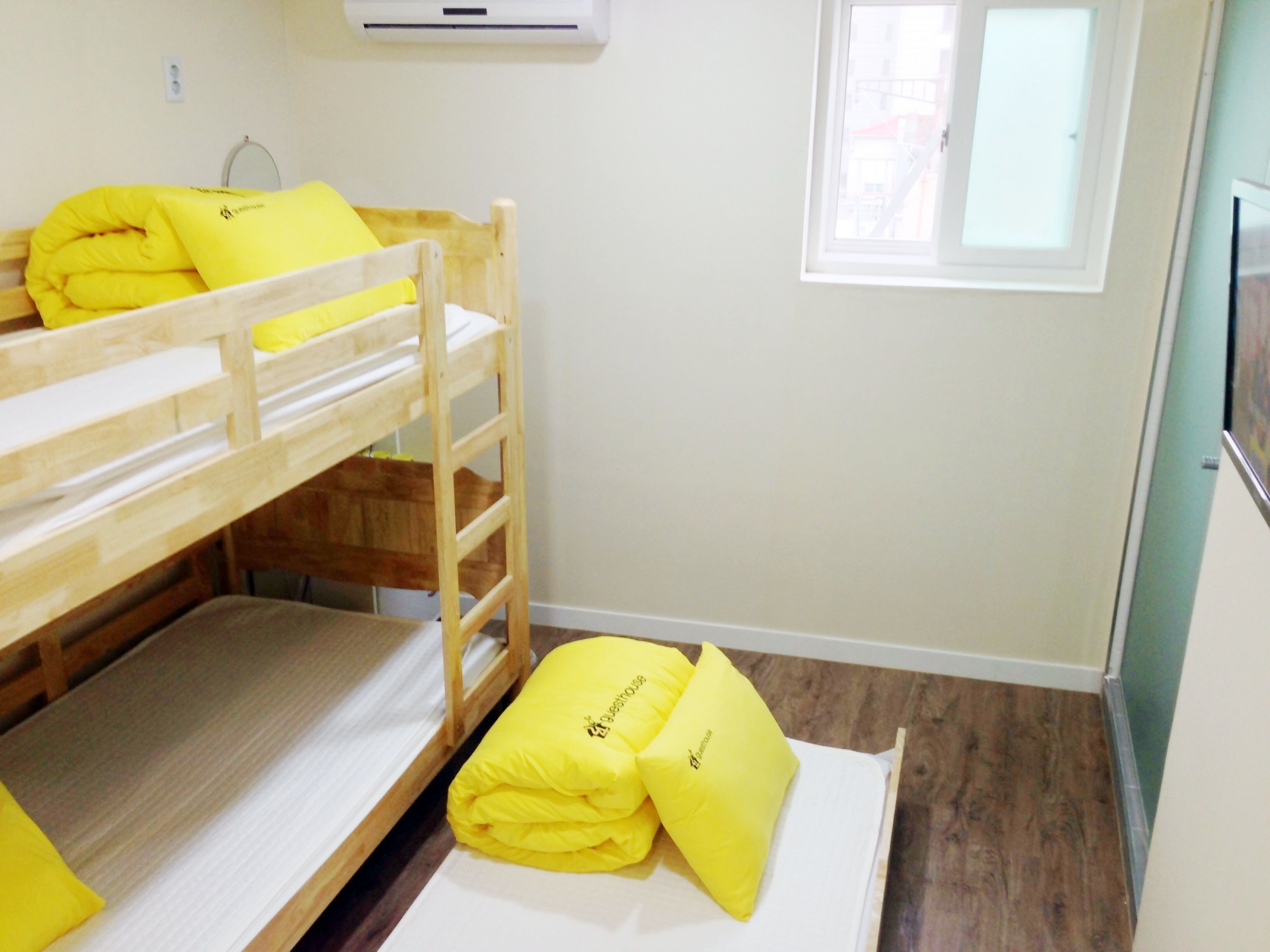 economy triple room (bunk bed with extra trundle) | down duvets, free wifi, bed sheets, wheelchair access