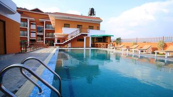 Una piscina al aire libre