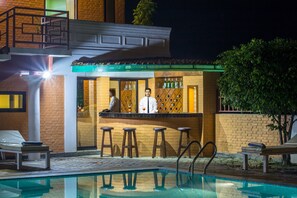 Poolside bar - Landmark Forest Park (Sauraha)