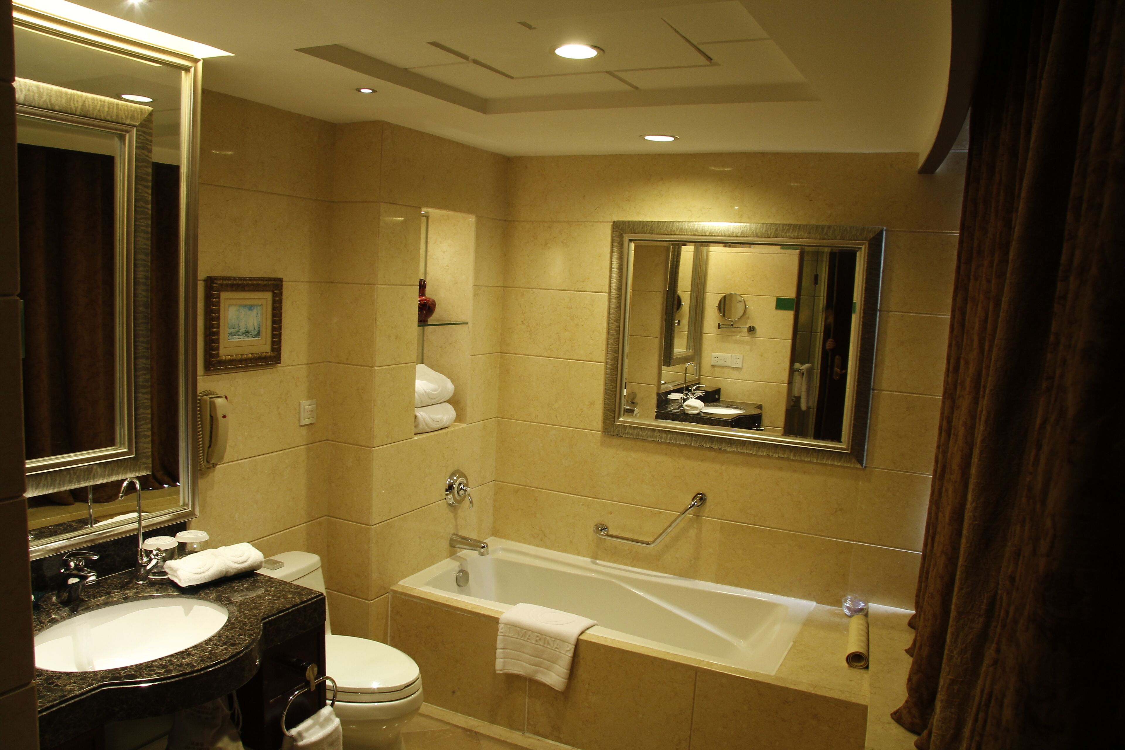 Photo - Royal Marina Plaza