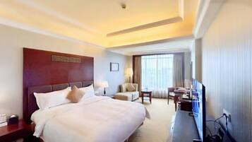 Deluxe Room | Minibar, in-room safe, desk, iron/ironing board