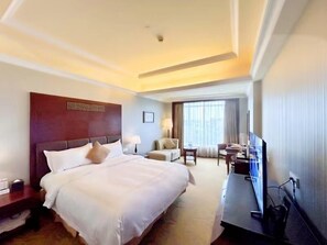 Deluxe-Zimmer | Minibar, Zimmersafe, Schreibtisch, Bügeleisen/Bügelbrett