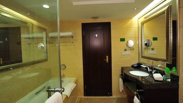 Suite Business | Baño | Cabezal de ducha tipo lluvia, secador de pelo, albornoces y toallas