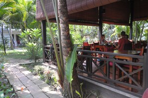 Melayani sarapan dan makan siang dengan pemandangan kolam renang 