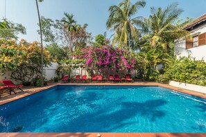 Kolam renang outdoor, dengan payung kolam renang dan kursi berjemur