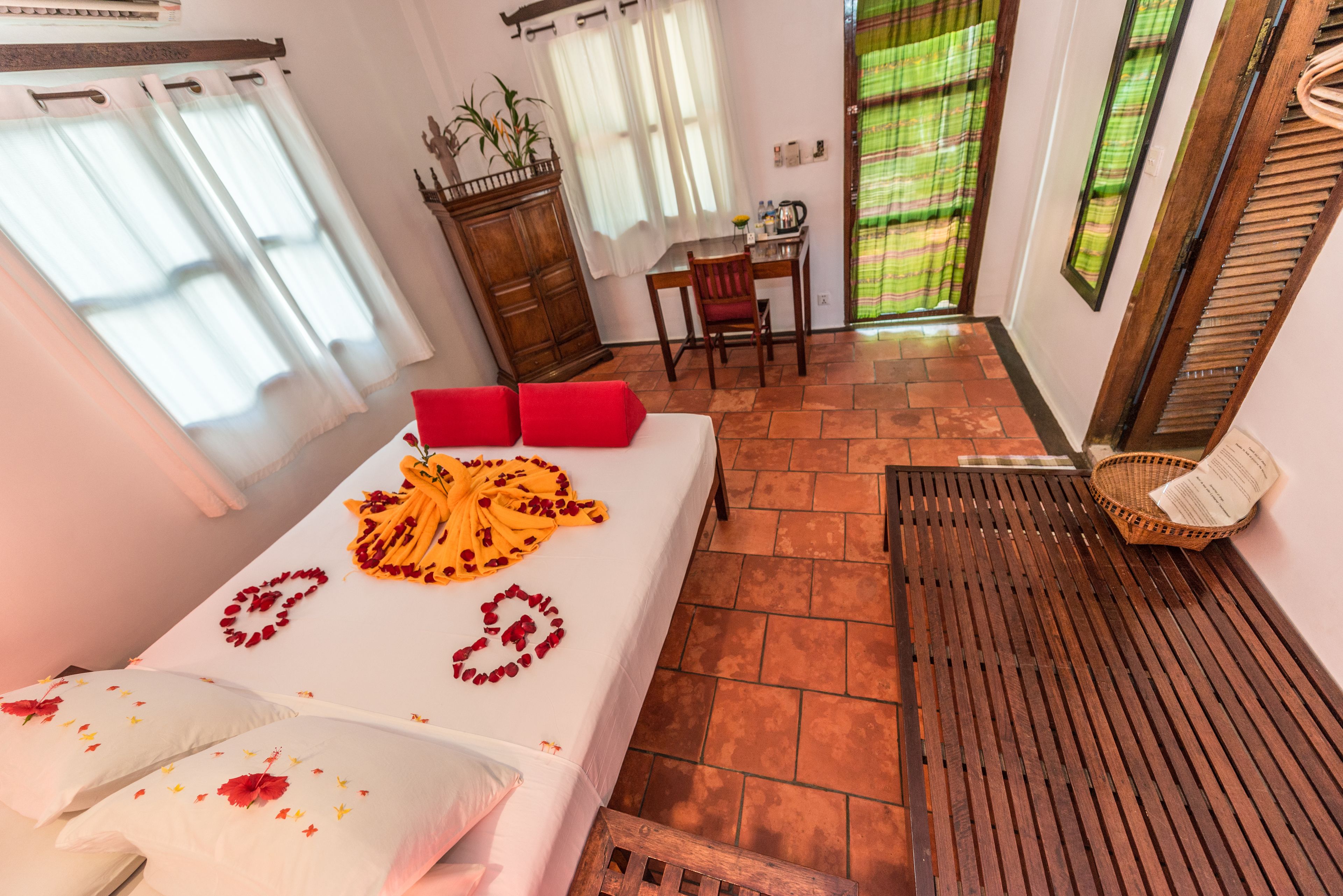 deluxe double (free airport pickup & 60 minute's full body massage)  | in-room safe, rollaway beds, free wifi