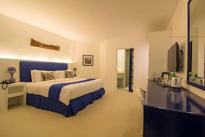 Minibar, in-room safe