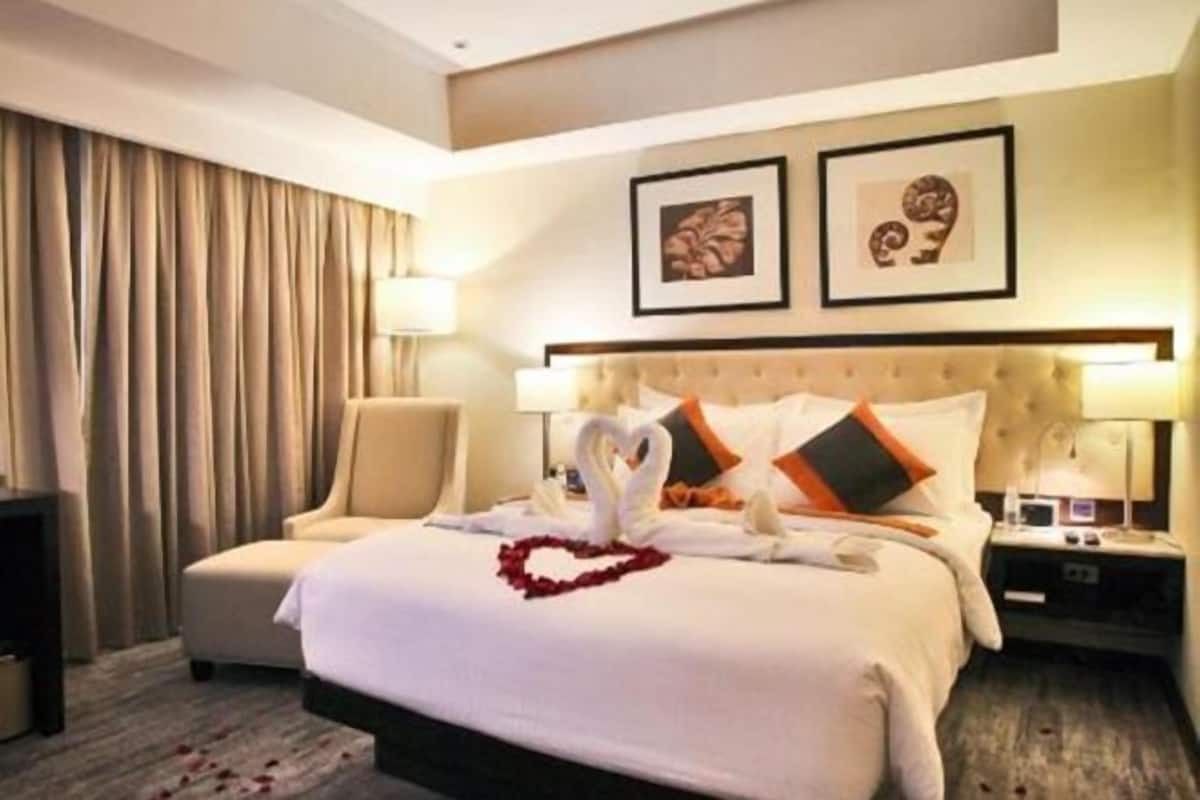 Minibar, in-room safe, desk, blackout curtains