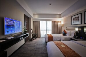Minibar, brankas, meja kerja, dan tirai kedap cahaya