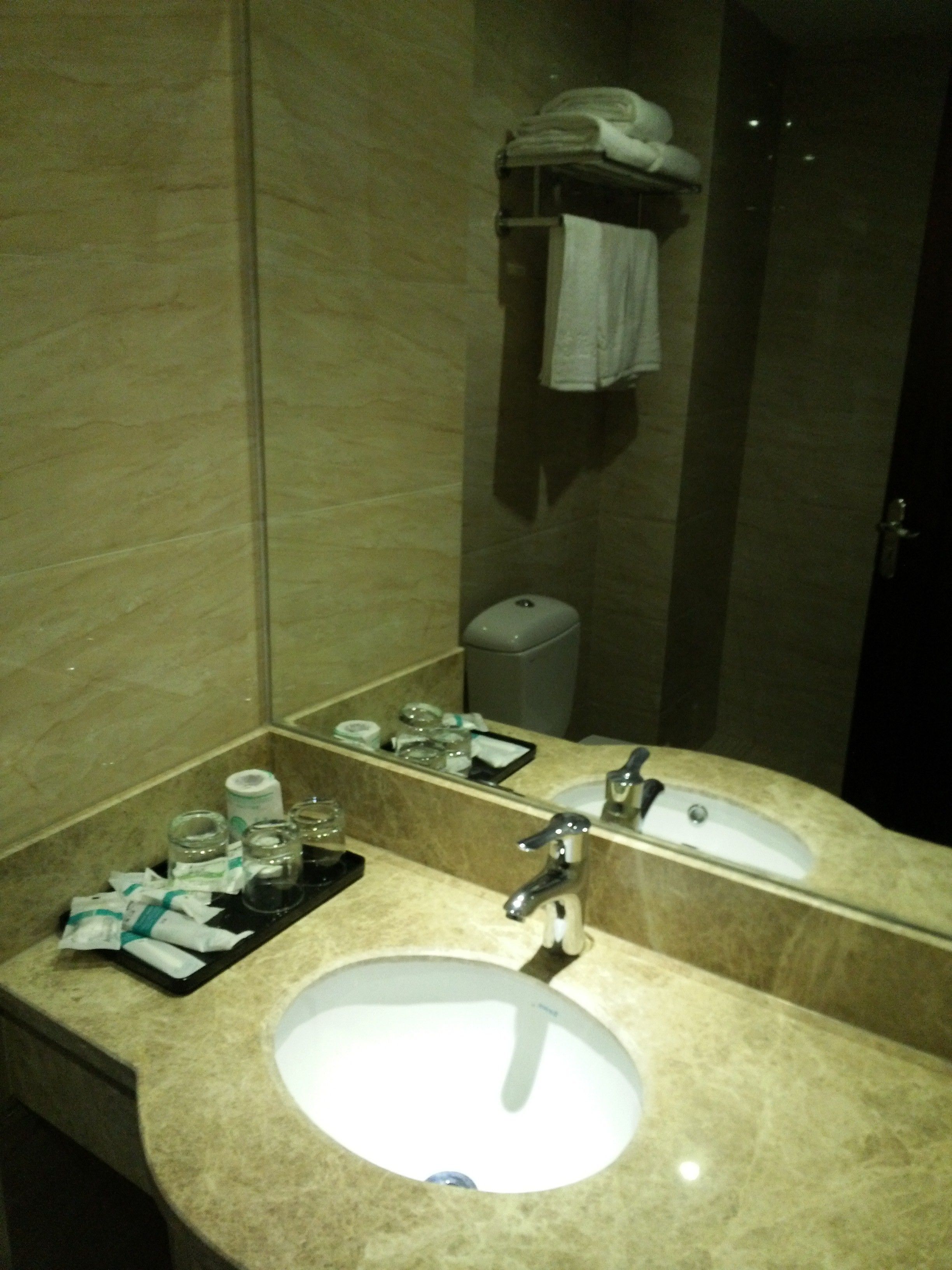 business twin room | bathroom sink