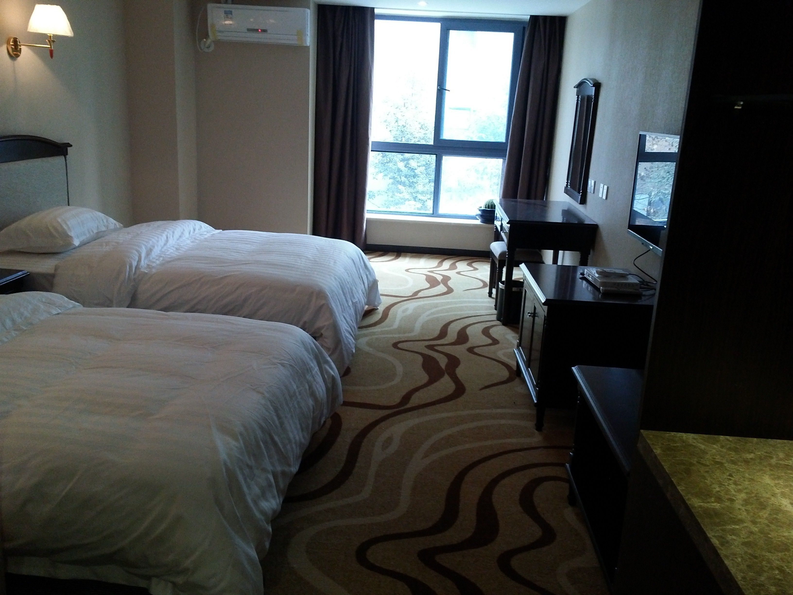 business twin room | free wired internet