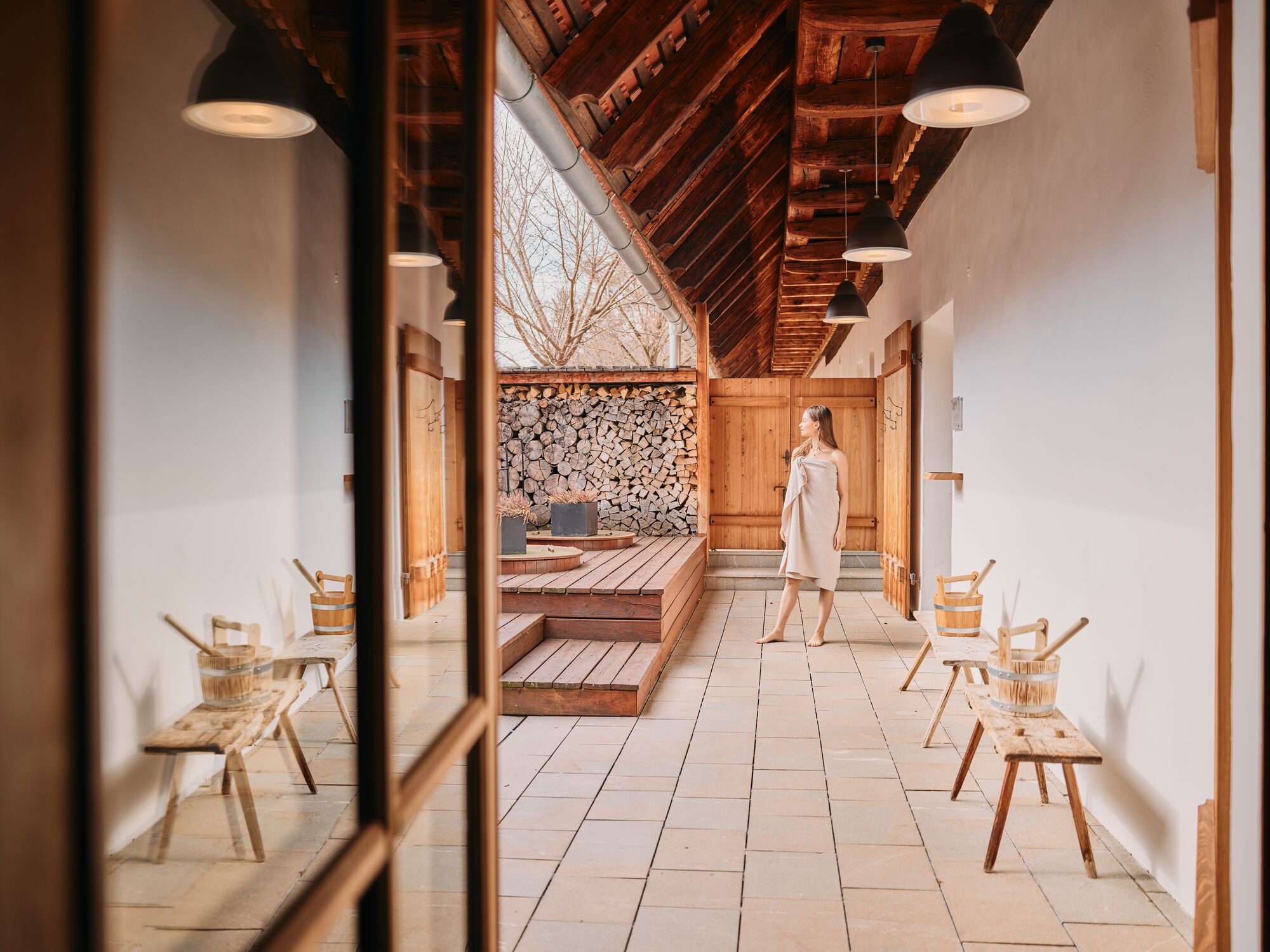 Sauna, vartalohoitoja, hydroterapiaa, aromaterapiaa, klassista hierontaa