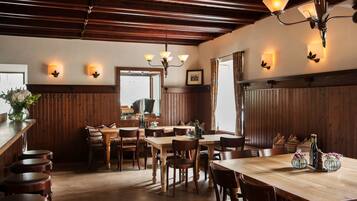 Der serveres frokost og aftensmad