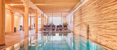 Una piscina cubierta, una piscina al aire libre de temporada, tumbonas
