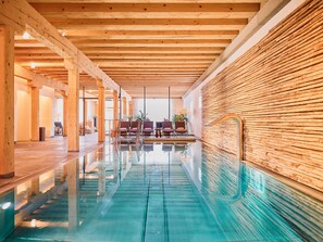 Indoor pool, seasonal outdoor pool, sun loungers - TAUROA G'Schlössl Murtal (Lobmingtal)