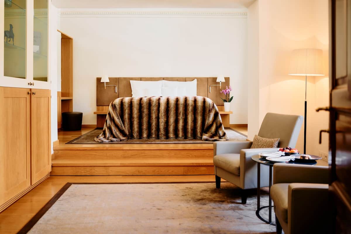 Ropa de cama hipoalergénica y minibar