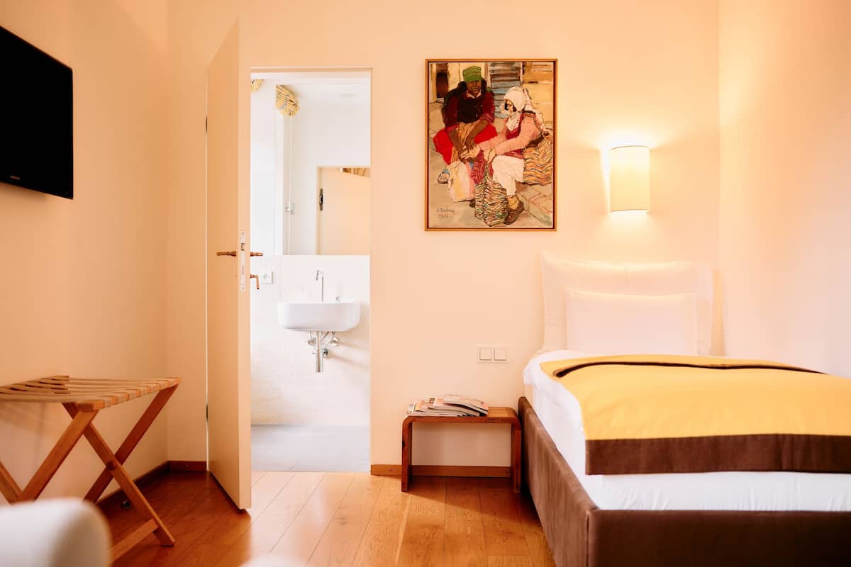 Ropa de cama hipoalergénica y minibar