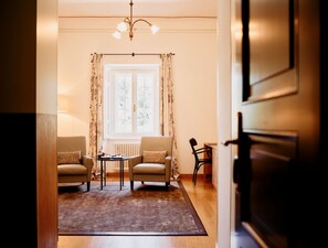 Suite, 1 King Bed | Living area