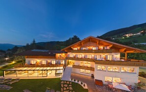 Fassade der Unterkunft – Abend/Nacht