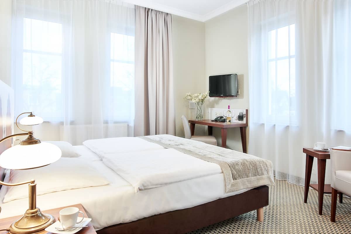 Standard Twin Room | 1 bedroom, in-room safe, desk, iron/ironing board