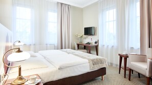 Caja de seguridad en la habitación y escritorio 