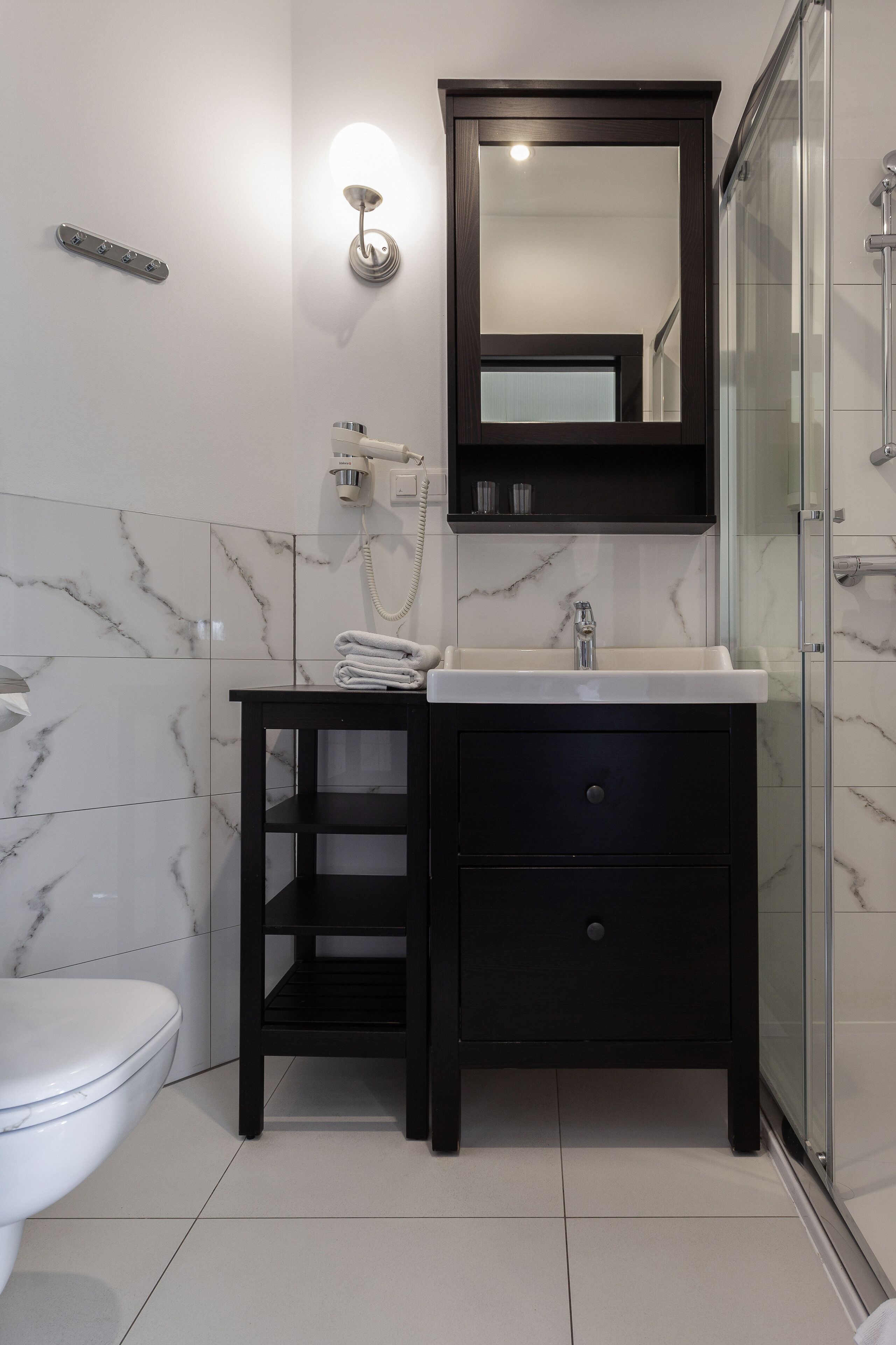 shower, free toiletries, hair dryer, towels