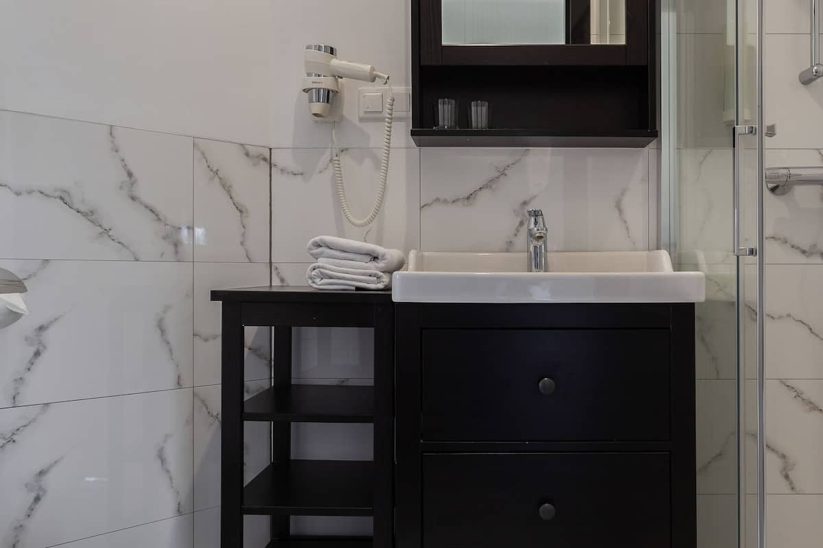 shower, free toiletries, hair dryer, towels