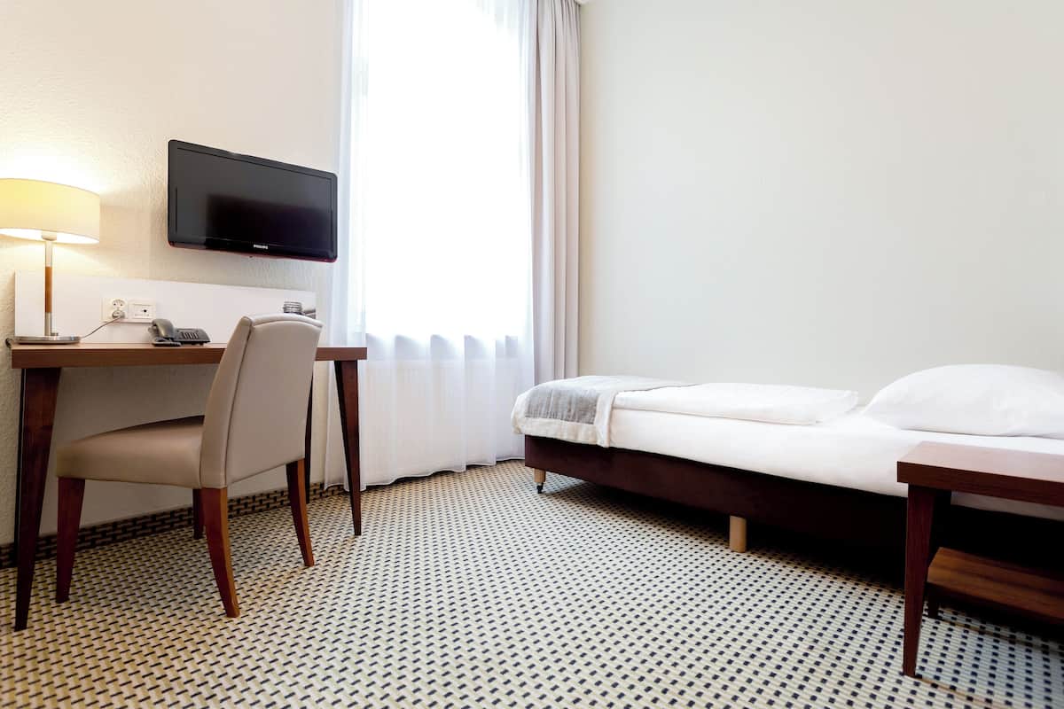 Single Room | 1 bedroom, in-room safe, desk, iron/ironing board